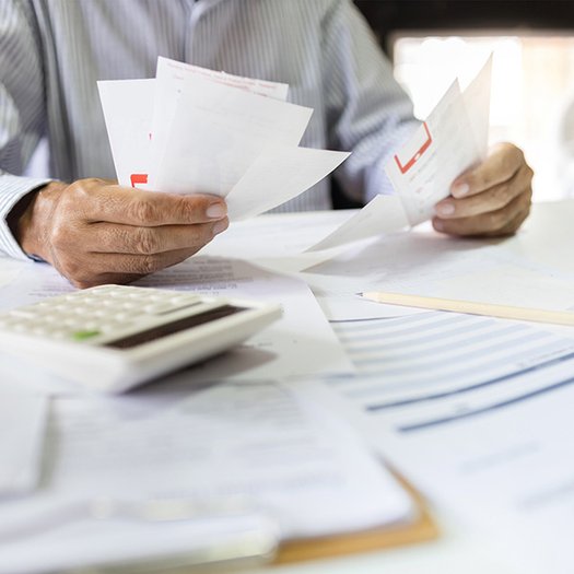 Man bekijkt facturen (square)