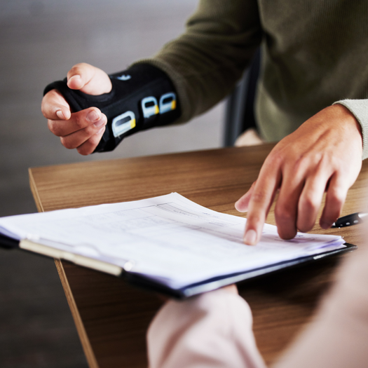 Formulier invullen met gebroken arm (square)