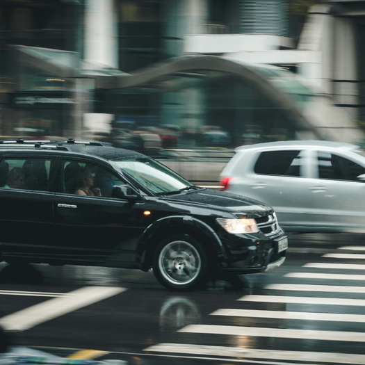 Twee auto's bij zebrapad (square)