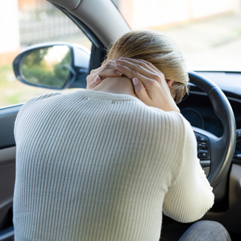 Vrouw heeft pijn in nek (square)