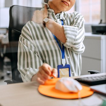 Vrouw grijpt naar nek (square)