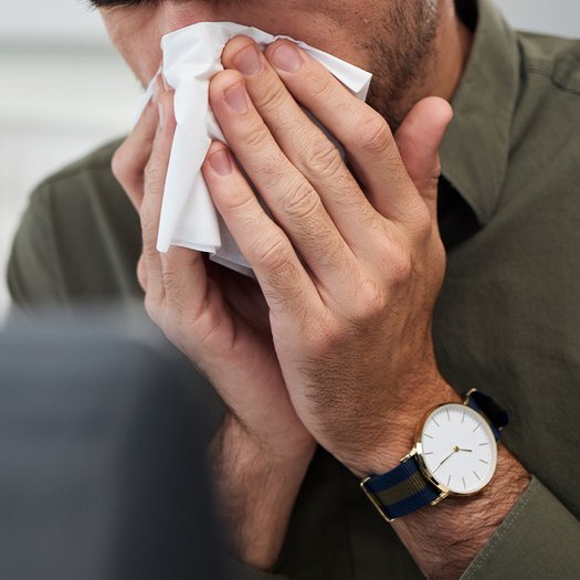 Zieke werknemer die nuis snuit (square)